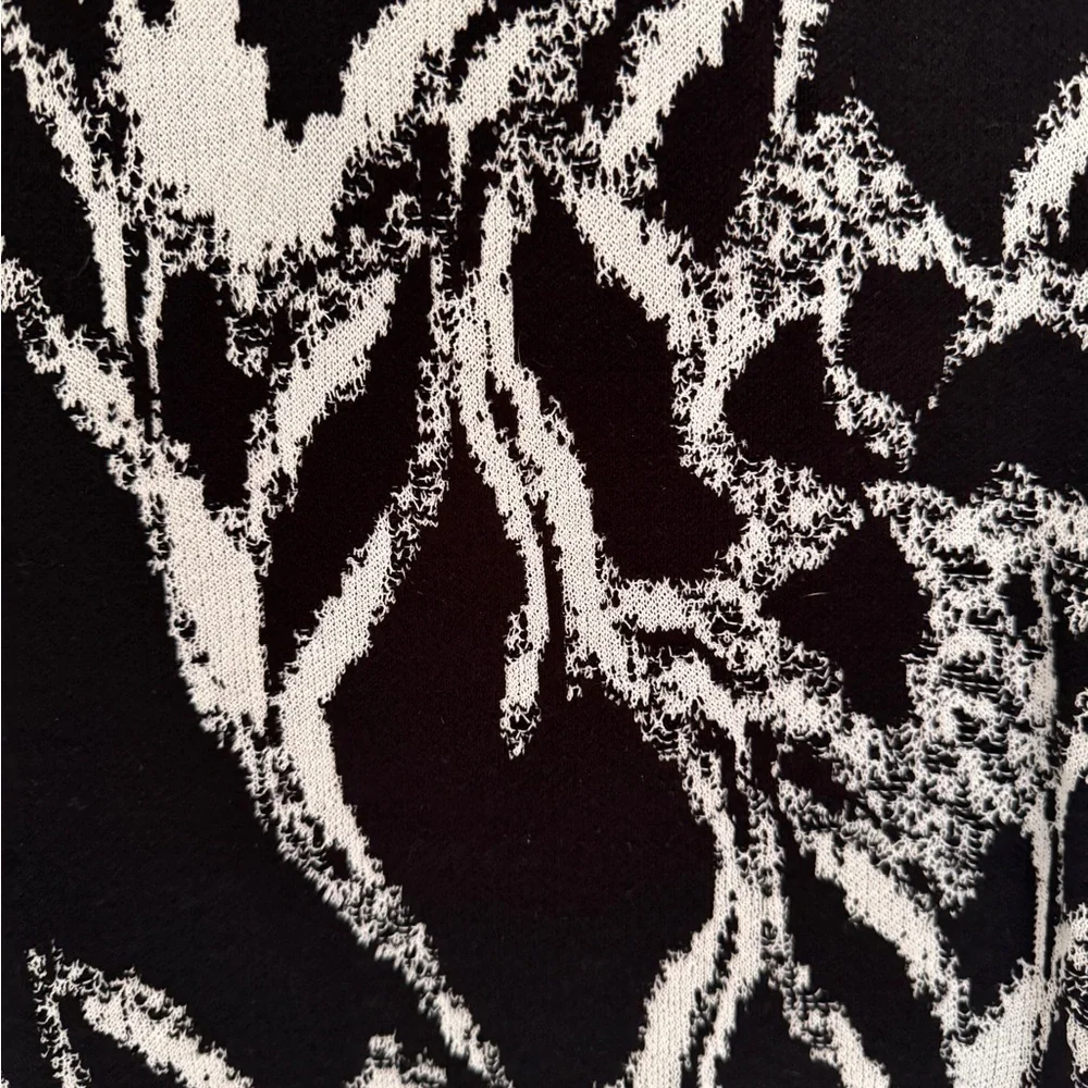 White House Black Market Black/White Knit Top Size Medium Sleeveless - Picture 3 of 8